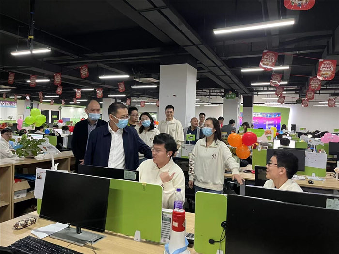 校领导“双十一”走访合作企业看望实习学生